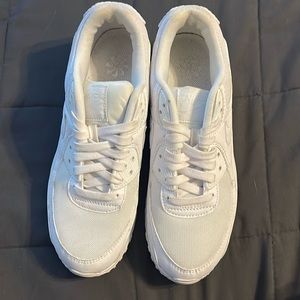 White Nike Air Max Women’s Size 8